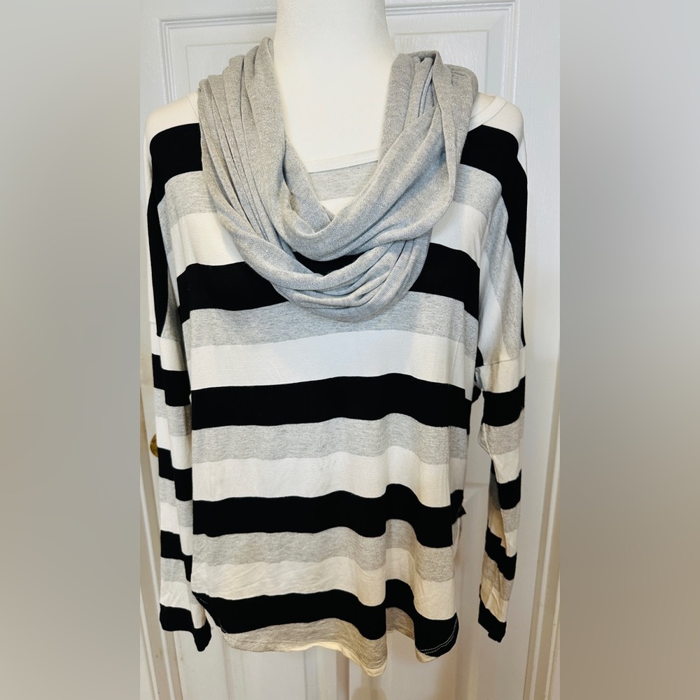Karen Kane Top Striped Cowl Neck Black, Gray, White Metallic Scarf Size Large